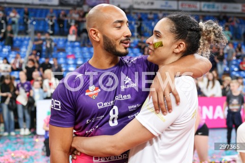  22.04.2025 RZESZOW<br />
SIATKOWKA<br />
TAURONLIGA LIGA SIATKOWKI KOBIET LSK 2024/2025<br />
POLISH WOMEN VOLLEYBALL LEAGUE<br />
FINAL - MECZ FINALOWY - 3. MECZ<br />
MECZ KS DEVELOPRES RZESZOW - LKS COMMERCECON LODZ<br />
KS DEVELOPRES RZESZOW MISTRZEM POLSKI <br />
N/Z SABRINA DE JESUS MACHADO CHLOPAK PARTNER Z CHLOPAKIEM PARTNEREM<br />
 