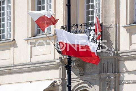  02.05.2025 WARSZAWA<br />
OBCHODY SWIETA FLAGI RZECZYPOSPOLITEJ POLSKIEJ UROCZYSTOSC PODNIESIENIA FLAGI PANSTWOWEJ NA WIEZY ZEGAROWEJ ZAMKU KROLEWSKIEGO Z UDZIALEM PREZYDENTA<br />
NZ. FLAGA POLSKI<br />
FOT. ANTONI BYSZEWSKI/FOTONEWS 