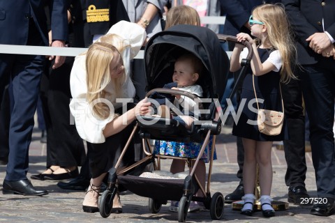  02.05.2025 WARSZAWA<br />
OBCHODY SWIETA FLAGI RZECZYPOSPOLITEJ POLSKIEJ UROCZYSTOSC PODNIESIENIA FLAGI PANSTWOWEJ NA WIEZY ZEGAROWEJ ZAMKU KROLEWSKIEGO Z UDZIALEM PREZYDENTA<br />
NZ. ZONA WLADYSLAWA KOSINIAKA KAMYSZA<br />
FOT. ANTONI BYSZEWSKI/FOTONEWS 