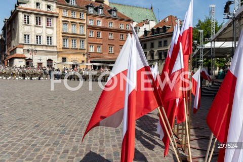  02.05.2025 WARSZAWA<br />
OBCHODY SWIETA FLAGI RZECZYPOSPOLITEJ POLSKIEJ UROCZYSTOSC PODNIESIENIA FLAGI PANSTWOWEJ NA WIEZY ZEGAROWEJ ZAMKU KROLEWSKIEGO Z UDZIALEM PREZYDENTA<br />
NZ. FLAGI POLSKI PLAC ZAMKOWY<br />
FOT. ANTONI BYSZEWSKI/FOTONEWS 