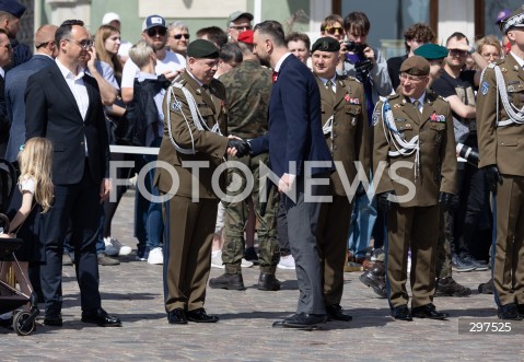 02.05.2025 WARSZAWA<br />
OBCHODY SWIETA FLAGI RZECZYPOSPOLITEJ POLSKIEJ UROCZYSTOSC PODNIESIENIA FLAGI PANSTWOWEJ NA WIEZY ZEGAROWEJ ZAMKU KROLEWSKIEGO Z UDZIALEM PREZYDENTA<br />
NZ. WIESLAW KUKULA WLADYSLAW KOSINIAK - KAMYSZ<br />
FOT. ANTONI BYSZEWSKI/FOTONEWS 