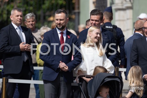  02.05.2025 WARSZAWA<br />
OBCHODY SWIETA FLAGI RZECZYPOSPOLITEJ POLSKIEJ UROCZYSTOSC PODNIESIENIA FLAGI PANSTWOWEJ NA WIEZY ZEGAROWEJ ZAMKU KROLEWSKIEGO Z UDZIALEM PREZYDENTA<br />
NZ. WLADYSLAW KOSINIAK - KAMYSZ Z ZONA MALZONKA<br />
FOT. ANTONI BYSZEWSKI/FOTONEWS 