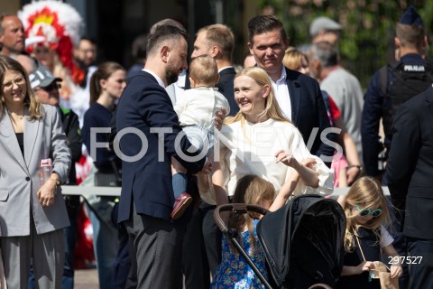  02.05.2025 WARSZAWA<br />
OBCHODY SWIETA FLAGI RZECZYPOSPOLITEJ POLSKIEJ UROCZYSTOSC PODNIESIENIA FLAGI PANSTWOWEJ NA WIEZY ZEGAROWEJ ZAMKU KROLEWSKIEGO Z UDZIALEM PREZYDENTA<br />
NZ. WLADYSLAW KOSINIAK - KAMYSZ Z ZONA I DZIECMI<br />
FOT. ANTONI BYSZEWSKI/FOTONEWS 