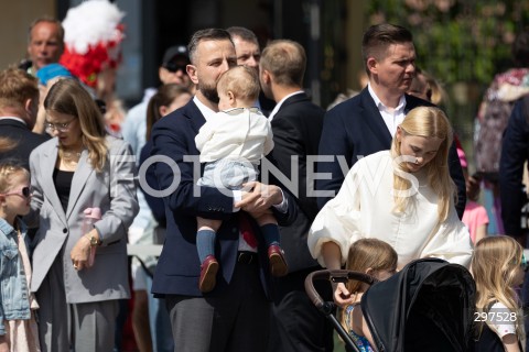  02.05.2025 WARSZAWA<br />
OBCHODY SWIETA FLAGI RZECZYPOSPOLITEJ POLSKIEJ UROCZYSTOSC PODNIESIENIA FLAGI PANSTWOWEJ NA WIEZY ZEGAROWEJ ZAMKU KROLEWSKIEGO Z UDZIALEM PREZYDENTA<br />
NZ. WLADYSLAW KOSINIAK - KAMYSZ Z ZONA I DZIECMI<br />
FOT. ANTONI BYSZEWSKI/FOTONEWS 