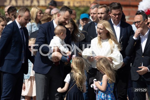  02.05.2025 WARSZAWA<br />
OBCHODY SWIETA FLAGI RZECZYPOSPOLITEJ POLSKIEJ UROCZYSTOSC PODNIESIENIA FLAGI PANSTWOWEJ NA WIEZY ZEGAROWEJ ZAMKU KROLEWSKIEGO Z UDZIALEM PREZYDENTA<br />
NZ. WLADYSLAW KOSINIAK - KAMYSZ Z ZONA I DZIECMI<br />
FOT. ANTONI BYSZEWSKI/FOTONEWS 