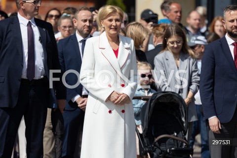  02.05.2025 WARSZAWA<br />
OBCHODY SWIETA FLAGI RZECZYPOSPOLITEJ POLSKIEJ UROCZYSTOSC PODNIESIENIA FLAGI PANSTWOWEJ NA WIEZY ZEGAROWEJ ZAMKU KROLEWSKIEGO Z UDZIALEM PREZYDENTA<br />
NZ. AGATA KORNHAUSER DUDA<br />
FOT. ANTONI BYSZEWSKI/FOTONEWS 