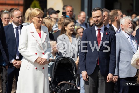  02.05.2025 WARSZAWA<br />
OBCHODY SWIETA FLAGI RZECZYPOSPOLITEJ POLSKIEJ UROCZYSTOSC PODNIESIENIA FLAGI PANSTWOWEJ NA WIEZY ZEGAROWEJ ZAMKU KROLEWSKIEGO Z UDZIALEM PREZYDENTA<br />
NZ. AGATA KORNHAUSER DUDA WLADYSLAW KOSINIAK - KAMYSZ<br />
FOT. ANTONI BYSZEWSKI/FOTONEWS 