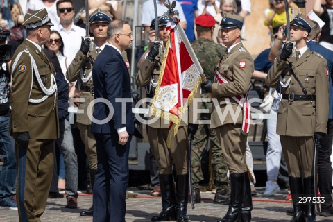  02.05.2025 WARSZAWA<br />
OBCHODY SWIETA FLAGI RZECZYPOSPOLITEJ POLSKIEJ UROCZYSTOSC PODNIESIENIA FLAGI PANSTWOWEJ NA WIEZY ZEGAROWEJ ZAMKU KROLEWSKIEGO Z UDZIALEM PREZYDENTA<br />
NZ. PREZYDENT ANDRZEJ DUDA PODCZAS PRZEGLADU WOJSK<br />
FOT. ANTONI BYSZEWSKI/FOTONEWS 