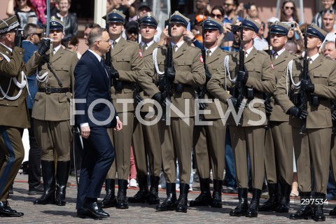  02.05.2025 WARSZAWA<br />
OBCHODY SWIETA FLAGI RZECZYPOSPOLITEJ POLSKIEJ UROCZYSTOSC PODNIESIENIA FLAGI PANSTWOWEJ NA WIEZY ZEGAROWEJ ZAMKU KROLEWSKIEGO Z UDZIALEM PREZYDENTA<br />
NZ. PREZYDENT ANDRZEJ DUDA PODCZAS PRZEGLADU WOJSK<br />
FOT. ANTONI BYSZEWSKI/FOTONEWS 