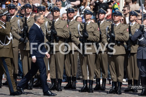  02.05.2025 WARSZAWA<br />
OBCHODY SWIETA FLAGI RZECZYPOSPOLITEJ POLSKIEJ UROCZYSTOSC PODNIESIENIA FLAGI PANSTWOWEJ NA WIEZY ZEGAROWEJ ZAMKU KROLEWSKIEGO Z UDZIALEM PREZYDENTA<br />
NZ. PREZYDENT ANDRZEJ DUDA PODCZAS PRZEGLADU WOJSK<br />
FOT. ANTONI BYSZEWSKI/FOTONEWS 