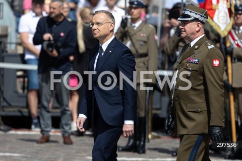  02.05.2025 WARSZAWA<br />
OBCHODY SWIETA FLAGI RZECZYPOSPOLITEJ POLSKIEJ UROCZYSTOSC PODNIESIENIA FLAGI PANSTWOWEJ NA WIEZY ZEGAROWEJ ZAMKU KROLEWSKIEGO Z UDZIALEM PREZYDENTA<br />
NZ. PREZYDENT ANDRZEJ DUDA<br />
FOT. ANTONI BYSZEWSKI/FOTONEWS 