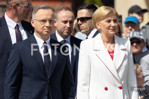  02.05.2025 WARSZAWA<br />
OBCHODY SWIETA FLAGI RZECZYPOSPOLITEJ POLSKIEJ UROCZYSTOSC PODNIESIENIA FLAGI PANSTWOWEJ NA WIEZY ZEGAROWEJ ZAMKU KROLEWSKIEGO Z UDZIALEM PREZYDENTA<br />
NZ. AGATA KORNHAUSER DUDA PREZYDENT ANDRZEJ DUDA<br />
FOT. ANTONI BYSZEWSKI/FOTONEWS 