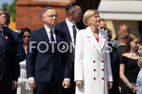  02.05.2025 WARSZAWA<br />
OBCHODY SWIETA FLAGI RZECZYPOSPOLITEJ POLSKIEJ UROCZYSTOSC PODNIESIENIA FLAGI PANSTWOWEJ NA WIEZY ZEGAROWEJ ZAMKU KROLEWSKIEGO Z UDZIALEM PREZYDENTA<br />
NZ. AGATA KORNHAUSER DUDA PREZYDENT ANDRZEJ DUDA<br />
FOT. ANTONI BYSZEWSKI/FOTONEWS 