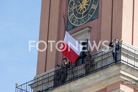  02.05.2025 WARSZAWA<br />
OBCHODY SWIETA FLAGI RZECZYPOSPOLITEJ POLSKIEJ UROCZYSTOSC PODNIESIENIA FLAGI PANSTWOWEJ NA WIEZY ZEGAROWEJ ZAMKU KROLEWSKIEGO Z UDZIALEM PREZYDENTA<br />
NZ. FLAGA POLSKI NA WIEZY ZEGAROWEJ ZAMKU KROLEWSKIEGO<br />
FOT. ANTONI BYSZEWSKI/FOTONEWS 