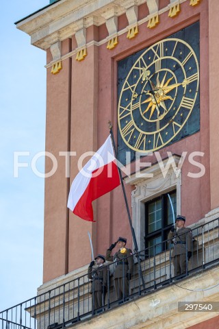  02.05.2025 WARSZAWA<br />
OBCHODY SWIETA FLAGI RZECZYPOSPOLITEJ POLSKIEJ UROCZYSTOSC PODNIESIENIA FLAGI PANSTWOWEJ NA WIEZY ZEGAROWEJ ZAMKU KROLEWSKIEGO Z UDZIALEM PREZYDENTA<br />
NZ. FLAGA POLSKI NA WIEZY ZEGAROWEJ ZAMKU KROLEWSKIEGO<br />
FOT. ANTONI BYSZEWSKI/FOTONEWS 