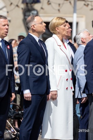  02.05.2025 WARSZAWA<br />
OBCHODY SWIETA FLAGI RZECZYPOSPOLITEJ POLSKIEJ UROCZYSTOSC PODNIESIENIA FLAGI PANSTWOWEJ NA WIEZY ZEGAROWEJ ZAMKU KROLEWSKIEGO Z UDZIALEM PREZYDENTA<br />
NZ. AGATA KORNHAUSER DUDA PREZYDENT ANDRZEJ DUDA<br />
FOT. ANTONI BYSZEWSKI/FOTONEWS 
