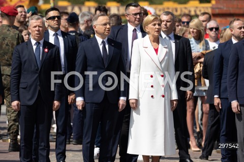  02.05.2025 WARSZAWA<br />
OBCHODY SWIETA FLAGI RZECZYPOSPOLITEJ POLSKIEJ UROCZYSTOSC PODNIESIENIA FLAGI PANSTWOWEJ NA WIEZY ZEGAROWEJ ZAMKU KROLEWSKIEGO Z UDZIALEM PREZYDENTA<br />
NZ. AGATA KORNHAUSER DUDA PREZYDENT ANDRZEJ DUDA PIOTR CWIK<br />
FOT. ANTONI BYSZEWSKI/FOTONEWS 