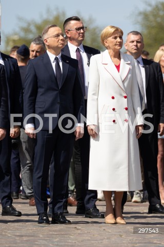  02.05.2025 WARSZAWA<br />
OBCHODY SWIETA FLAGI RZECZYPOSPOLITEJ POLSKIEJ UROCZYSTOSC PODNIESIENIA FLAGI PANSTWOWEJ NA WIEZY ZEGAROWEJ ZAMKU KROLEWSKIEGO Z UDZIALEM PREZYDENTA<br />
NZ. AGATA KORNHAUSER DUDA PREZYDENT ANDRZEJ DUDA<br />
FOT. ANTONI BYSZEWSKI/FOTONEWS 