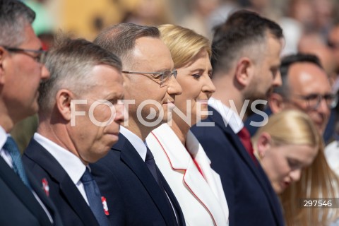  02.05.2025 WARSZAWA<br />
OBCHODY SWIETA FLAGI RZECZYPOSPOLITEJ POLSKIEJ UROCZYSTOSC PODNIESIENIA FLAGI PANSTWOWEJ NA WIEZY ZEGAROWEJ ZAMKU KROLEWSKIEGO Z UDZIALEM PREZYDENTA<br />
NZ. AGATA KORNHAUSER DUDA PREZYDENT ANDRZEJ DUDA<br />
FOT. ANTONI BYSZEWSKI/FOTONEWS 