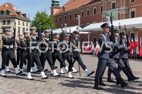  02.05.2025 WARSZAWA<br />
OBCHODY SWIETA FLAGI RZECZYPOSPOLITEJ POLSKIEJ UROCZYSTOSC PODNIESIENIA FLAGI PANSTWOWEJ NA WIEZY ZEGAROWEJ ZAMKU KROLEWSKIEGO Z UDZIALEM PREZYDENTA<br />
NZ. KOMPANIA REPREZENTACYJNA WOJSKA POLSKIEGO<br />
FOT. ANTONI BYSZEWSKI/FOTONEWS 