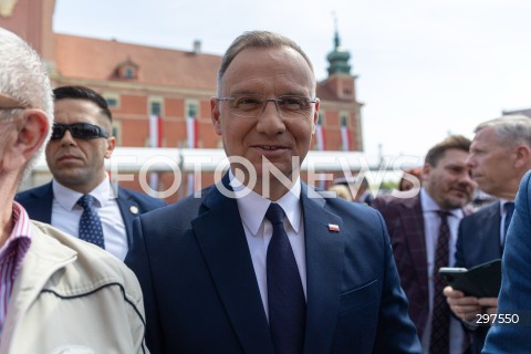  02.05.2025 WARSZAWA<br />
OBCHODY SWIETA FLAGI RZECZYPOSPOLITEJ POLSKIEJ UROCZYSTOSC PODNIESIENIA FLAGI PANSTWOWEJ NA WIEZY ZEGAROWEJ ZAMKU KROLEWSKIEGO Z UDZIALEM PREZYDENTA<br />
NZ. PREZYDENT ANDRZEJ DUDA<br />
FOT. ANTONI BYSZEWSKI/FOTONEWS 