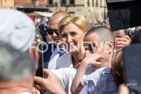  02.05.2025 WARSZAWA<br />
OBCHODY SWIETA FLAGI RZECZYPOSPOLITEJ POLSKIEJ UROCZYSTOSC PODNIESIENIA FLAGI PANSTWOWEJ NA WIEZY ZEGAROWEJ ZAMKU KROLEWSKIEGO Z UDZIALEM PREZYDENTA<br />
NZ. AGATA KORNHAUSER DUDA<br />
FOT. ANTONI BYSZEWSKI/FOTONEWS 