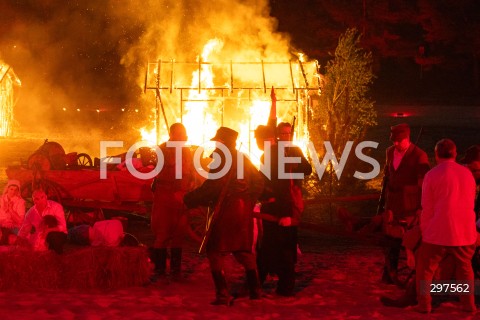  02.05.2025 RADAWA <br />
REKONSTRUKCJA NAPADU PRZEZ UKRAINSKICH NACJONALISTOW Z OUN-UPA NA WIES WIAZOWNICA NA PODKARPACIU <br />
INSCENIZACJA UPAMIETNILA 80. ROCZNICE KRWAWEJ NAPASCI I SPALENIA WSI WIAZOWNICA PRZEZ ODDZIALY OUN-UPA W 1945 ROKU <br />
 