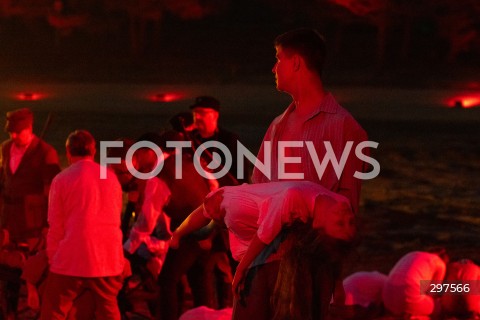  02.05.2025 RADAWA <br />
REKONSTRUKCJA NAPADU PRZEZ UKRAINSKICH NACJONALISTOW Z OUN-UPA NA WIES WIAZOWNICA NA PODKARPACIU <br />
INSCENIZACJA UPAMIETNILA 80. ROCZNICE KRWAWEJ NAPASCI I SPALENIA WSI WIAZOWNICA PRZEZ ODDZIALY OUN-UPA W 1945 ROKU <br />
 