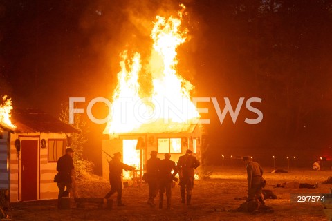  02.05.2025 RADAWA <br />
REKONSTRUKCJA NAPADU PRZEZ UKRAINSKICH NACJONALISTOW Z OUN-UPA NA WIES WIAZOWNICA NA PODKARPACIU <br />
INSCENIZACJA UPAMIETNILA 80. ROCZNICE KRWAWEJ NAPASCI I SPALENIA WSI WIAZOWNICA PRZEZ ODDZIALY OUN-UPA W 1945 ROKU <br />
 