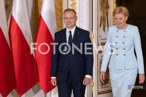  03.05.2025 WARSZAWA <br />
UROCZYSTOSC WRECZENIA ODZNACZEN PANSTWOWYCH ORDERU ORLA BIALEGO PRZEZ PRZYDENTA RP ANDRZEJA DUDE W ZAMKU KROLEWSKIM<br />
NZ. PREZYDENT ANDRZEJ DUDA AGATA KORNHAUSER DUDA<br />
FOT. ANTONI BYSZEWSKI/FOTONEWS 