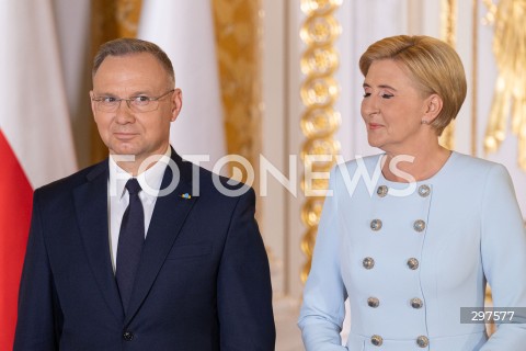  03.05.2025 WARSZAWA <br />
UROCZYSTOSC WRECZENIA ODZNACZEN PANSTWOWYCH ORDERU ORLA BIALEGO PRZEZ PRZYDENTA RP ANDRZEJA DUDE W ZAMKU KROLEWSKIM<br />
NZ. PREZYDENT ANDRZEJ DUDA AGATA KORNHAUSER DUDA<br />
FOT. ANTONI BYSZEWSKI/FOTONEWS 