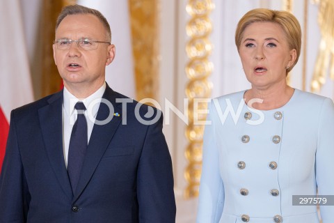  03.05.2025 WARSZAWA <br />
UROCZYSTOSC WRECZENIA ODZNACZEN PANSTWOWYCH ORDERU ORLA BIALEGO PRZEZ PRZYDENTA RP ANDRZEJA DUDE W ZAMKU KROLEWSKIM<br />
NZ. PREZYDENT ANDRZEJ DUDA AGATA KORNHAUSER DUDA<br />
FOT. ANTONI BYSZEWSKI/FOTONEWS 