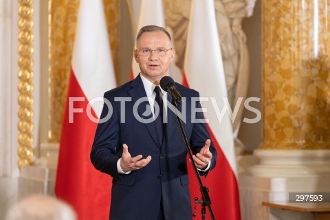  03.05.2025 WARSZAWA <br />
UROCZYSTOSC WRECZENIA ODZNACZEN PANSTWOWYCH ORDERU ORLA BIALEGO PRZEZ PRZYDENTA RP ANDRZEJA DUDE W ZAMKU KROLEWSKIM<br />
NZ. PREZYDENT ANDRZEJ DUDA<br />
FOT. ANTONI BYSZEWSKI/FOTONEWS 