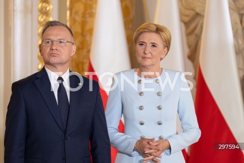  03.05.2025 WARSZAWA <br />
UROCZYSTOSC WRECZENIA ODZNACZEN PANSTWOWYCH ORDERU ORLA BIALEGO PRZEZ PRZYDENTA RP ANDRZEJA DUDE W ZAMKU KROLEWSKIM<br />
NZ. PREZYDENT ANDRZEJ DUDA AGATA KORNHAUSER DUDA<br />
FOT. ANTONI BYSZEWSKI/FOTONEWS 