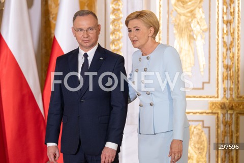  03.05.2025 WARSZAWA <br />
UROCZYSTOSC WRECZENIA ODZNACZEN PANSTWOWYCH ORDERU ORLA BIALEGO PRZEZ PRZYDENTA RP ANDRZEJA DUDE W ZAMKU KROLEWSKIM<br />
NZ. PREZYDENT ANDRZEJ DUDA AGATA KORNHAUSER DUDA<br />
FOT. ANTONI BYSZEWSKI/FOTONEWS 
