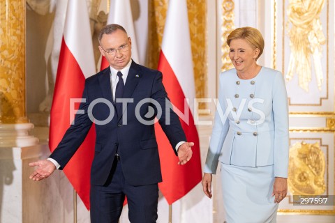  03.05.2025 WARSZAWA <br />
UROCZYSTOSC WRECZENIA ODZNACZEN PANSTWOWYCH ORDERU ORLA BIALEGO PRZEZ PRZYDENTA RP ANDRZEJA DUDE W ZAMKU KROLEWSKIM<br />
NZ. PREZYDENT ANDRZEJ DUDA AGATA KORNHAUSER DUDA<br />
FOT. ANTONI BYSZEWSKI/FOTONEWS 