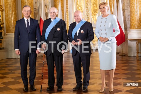  03.05.2025 WARSZAWA <br />
UROCZYSTOSC WRECZENIA ODZNACZEN PANSTWOWYCH ORDERU ORLA BIALEGO PRZEZ PRZYDENTA RP ANDRZEJA DUDE W ZAMKU KROLEWSKIM<br />
NZ. PREZYDENT ANDRZEJ DUDA JERZY KROPIWNICKI JANUSZ KAPUSTA AGATA KORNHAUSER DUDA<br />
FOT. ANTONI BYSZEWSKI/FOTONEWS 