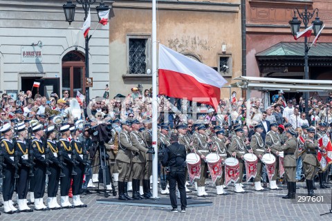  03.05.2025 WARSZAWA <br />
OBCHODY SWIETA NARODOWEGO KONSTYTUCJI 3 MAJA NA PLACU ZAMKOWYM<br />
NZ. POWIEWAJACA FLAGA PANSTWOWA<br />
FOT. ANTONI BYSZEWSKI/FOTONEWS 