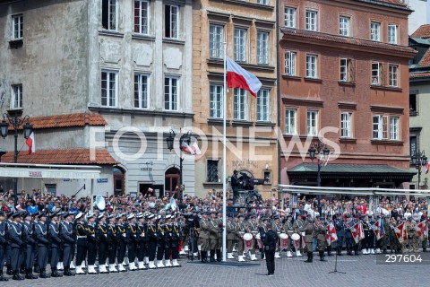  03.05.2025 WARSZAWA <br />
OBCHODY SWIETA NARODOWEGO KONSTYTUCJI 3 MAJA NA PLACU ZAMKOWYM<br />
NZ. POWIEWAJACA FLAGA PANSTWOWA<br />
FOT. ANTONI BYSZEWSKI/FOTONEWS 