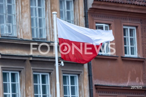  03.05.2025 WARSZAWA <br />
OBCHODY SWIETA NARODOWEGO KONSTYTUCJI 3 MAJA NA PLACU ZAMKOWYM<br />
NZ. FLAGA PANSTWOWA<br />
FOT. ANTONI BYSZEWSKI/FOTONEWS 