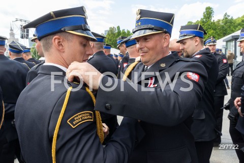  04.05.2025 WARSZAWA<br />
CENTRALNE OBCHODY DNIA STRAZAKA NA PLACU PILSUDSKIEGO W WARSZAWIE<br />
N/Z STRAZACY PO NADANIU STOPNIA OFICERSKIEGO<br />
FOT. ANTONI BYSZEWSKI/FOTONEWS 