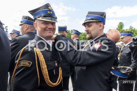  04.05.2025 WARSZAWA<br />
CENTRALNE OBCHODY DNIA STRAZAKA NA PLACU PILSUDSKIEGO W WARSZAWIE<br />
N/Z STRAZACY PO NADANIU STOPNIA OFICERSKIEGO<br />
FOT. ANTONI BYSZEWSKI/FOTONEWS 