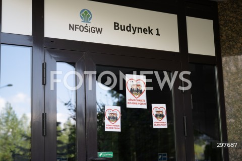  04.05.2025 WARSZAWA<br />
KONFERENCJA PRASOWA MATEUSZA MORAWIECKIEGO<br />
N/Z NAKLEJKI NA BUDYNKU NFOSIGW<br />
FOT. MARCIN BANASZKIEWICZ/FOTONEWS  