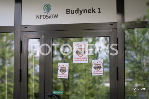  04.05.2025 WARSZAWA<br />
KONFERENCJA PRASOWA MATEUSZA MORAWIECKIEGO<br />
N/Z NAKLEJKI NA BUDYNKU NFOSIGW<br />
FOT. MARCIN BANASZKIEWICZ/FOTONEWS  