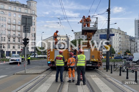  06.05.2025 WARSZAWA<br />
NAPRAWA USZKODZONEJ SIECI TRAKCYJNEJ<br />
N/Z SLUZBY NAPRAWIAJACE USZKODZENIA TRAMWAJE WARSZAWSKIE<br />
 