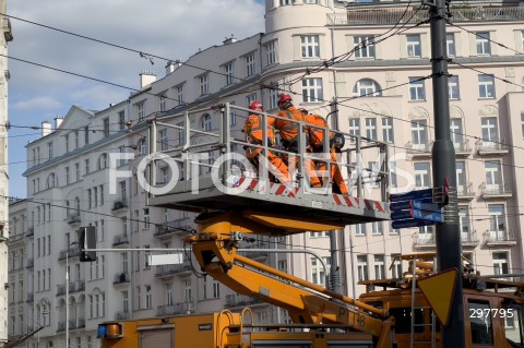  06.05.2025 WARSZAWA<br />
NAPRAWA USZKODZONEJ SIECI TRAKCYJNEJ<br />
N/Z SLUZBY NAPRAWIAJACE USZKODZENIA TRAMWAJE WARSZAWSKIE<br />
 