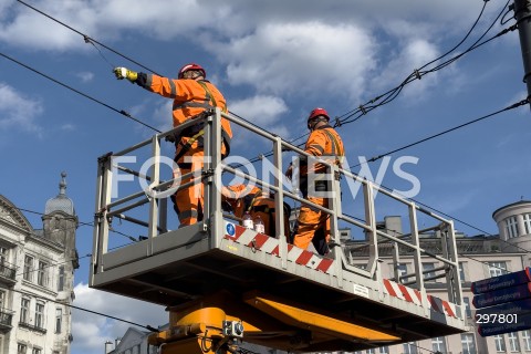  06.05.2025 WARSZAWA<br />
NAPRAWA USZKODZONEJ SIECI TRAKCYJNEJ<br />
N/Z SLUZBY NAPRAWIAJACE USZKODZENIA TRAMWAJE WARSZAWSKIE<br />
 