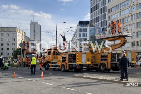  06.05.2025 WARSZAWA<br />
NAPRAWA USZKODZONEJ SIECI TRAKCYJNEJ<br />
N/Z SLUZBY NAPRAWIAJACE USZKODZENIA TRAMWAJE WARSZAWSKIE<br />
 