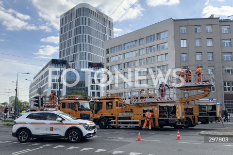  06.05.2025 WARSZAWA<br />
NAPRAWA USZKODZONEJ SIECI TRAKCYJNEJ<br />
N/Z SLUZBY NAPRAWIAJACE USZKODZENIA TRAMWAJE WARSZAWSKIE<br />
 