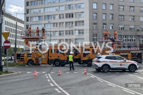  06.05.2025 WARSZAWA<br />
NAPRAWA USZKODZONEJ SIECI TRAKCYJNEJ<br />
N/Z SLUZBY NAPRAWIAJACE USZKODZENIA TRAMWAJE WARSZAWSKIE<br />
 